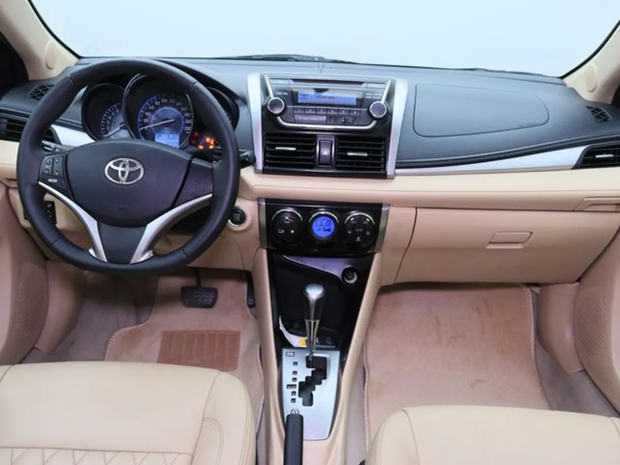 Car image 14