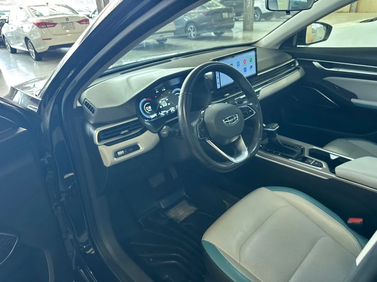 Car image 14