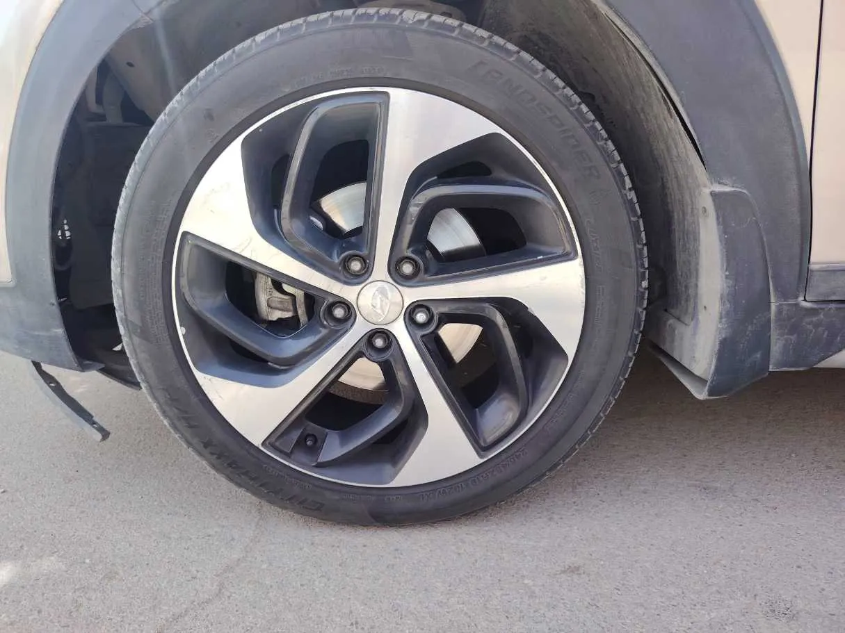 Car image 9