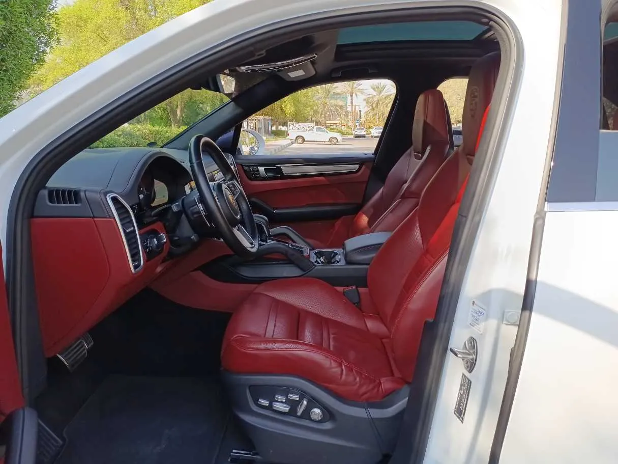 Car image 12