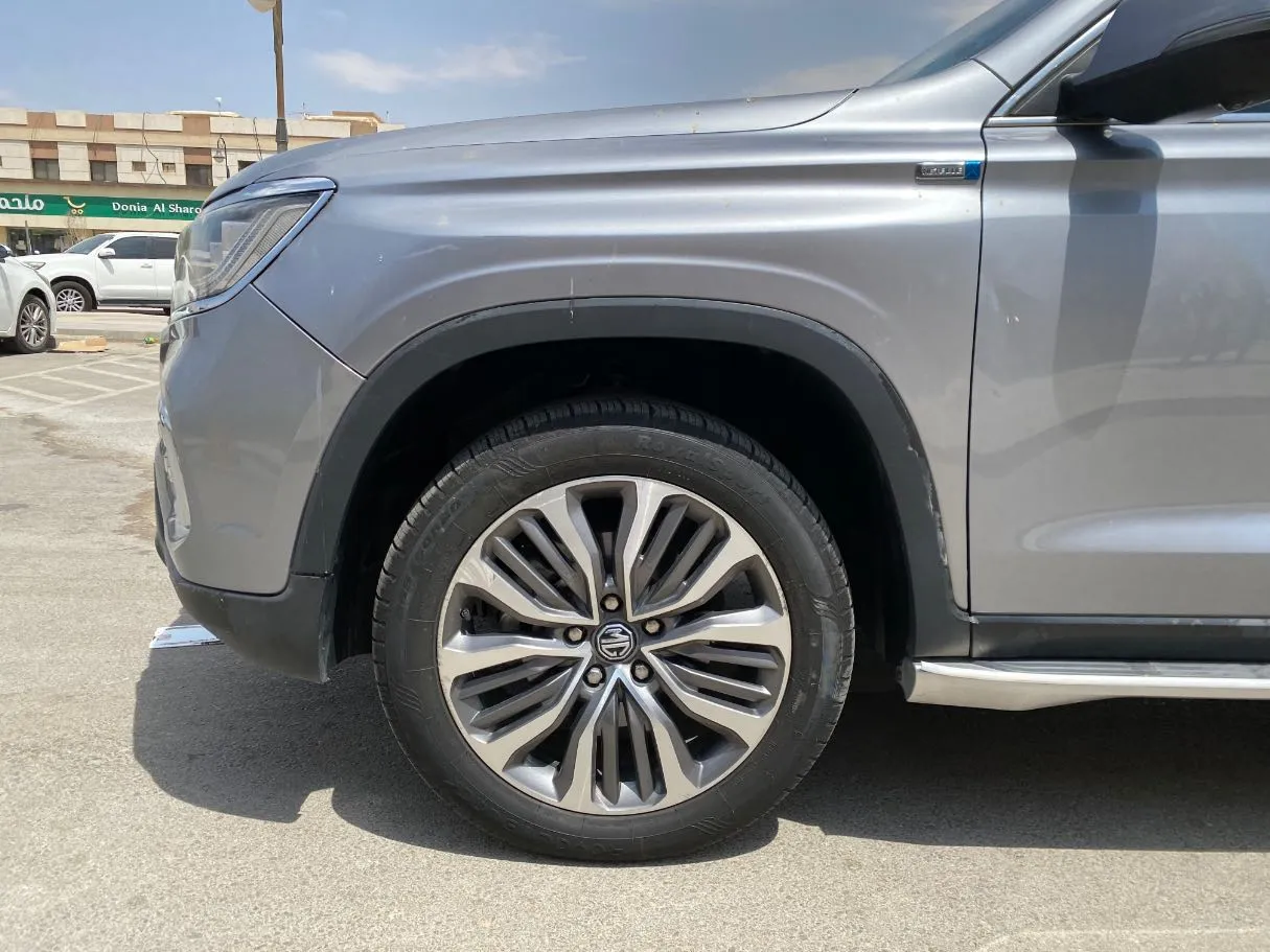Car image 9