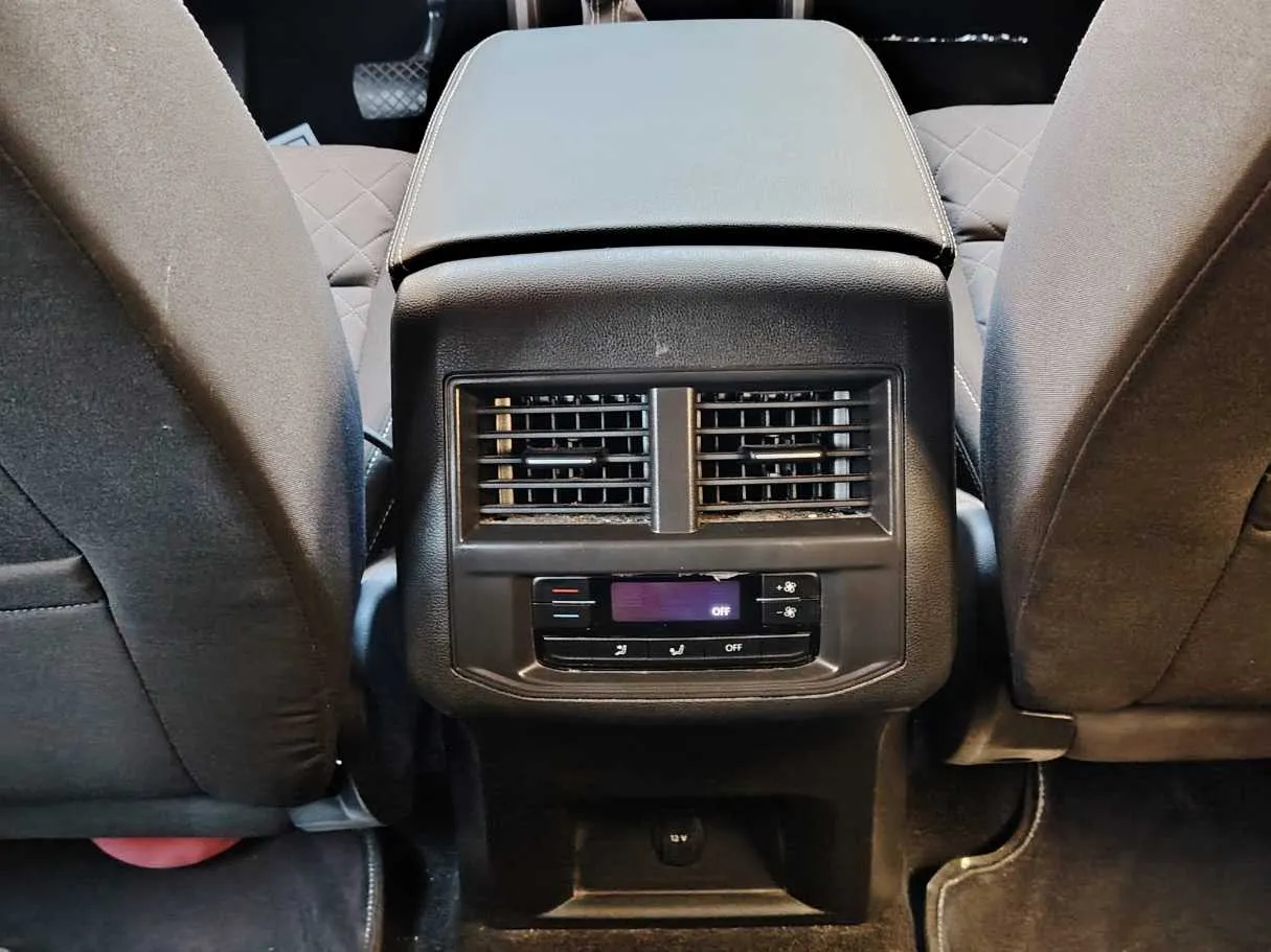 Car image 28