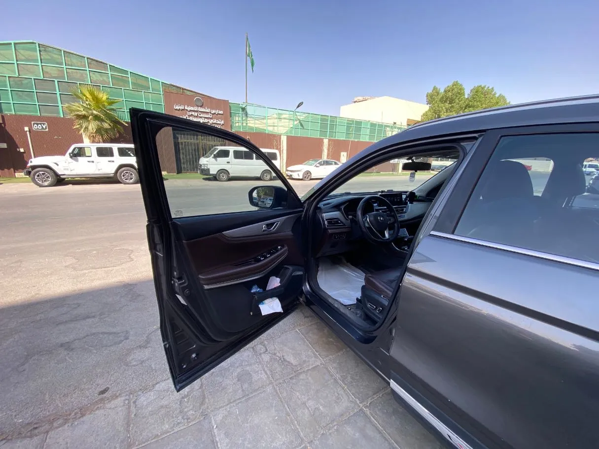 Car image 10