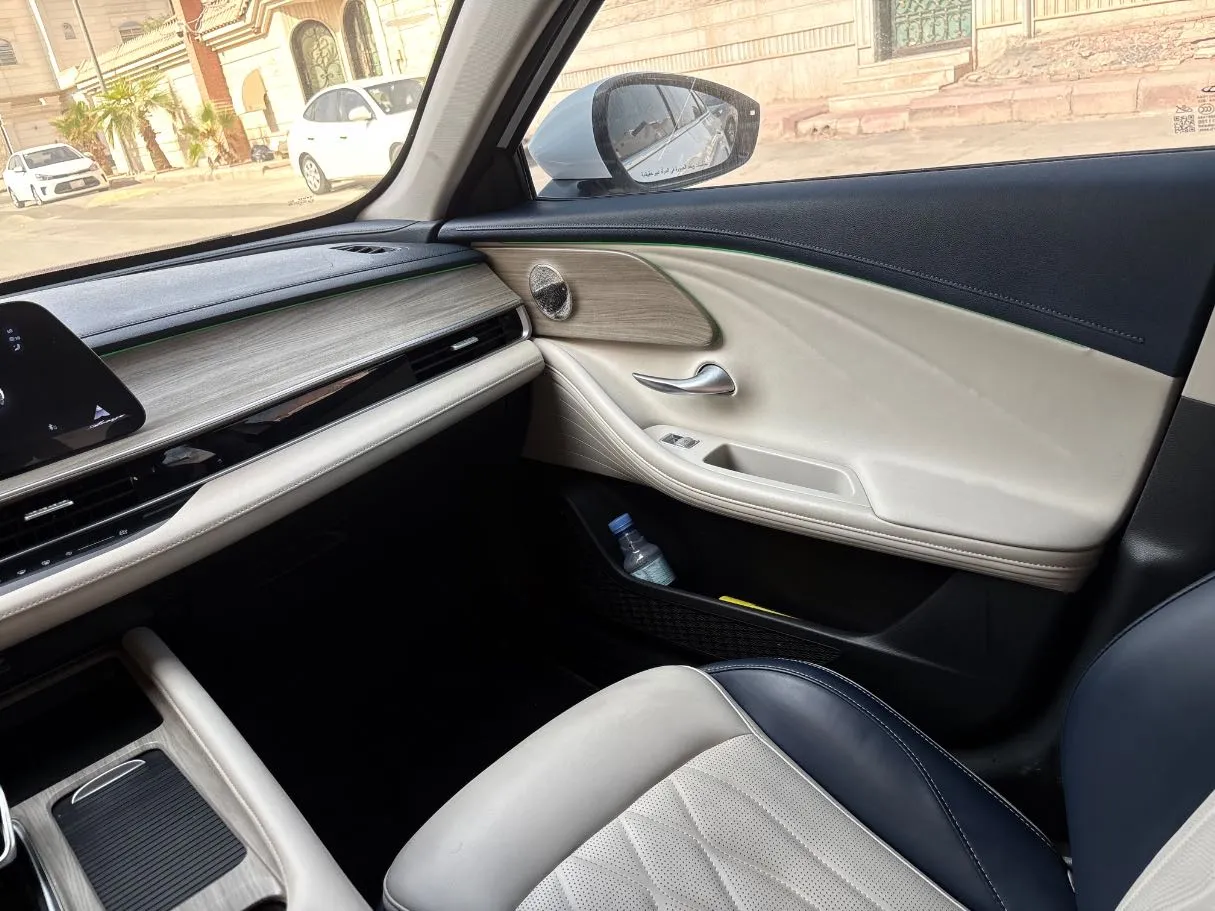 Car image 24