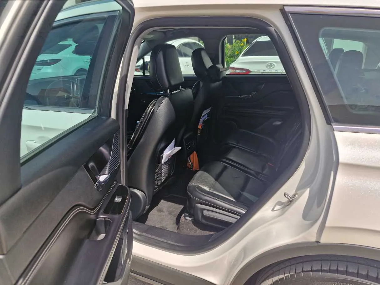Car image 14