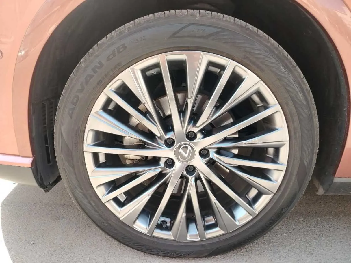 Car image 10