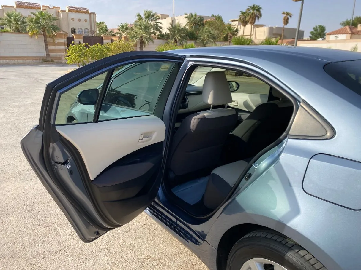Car image 12