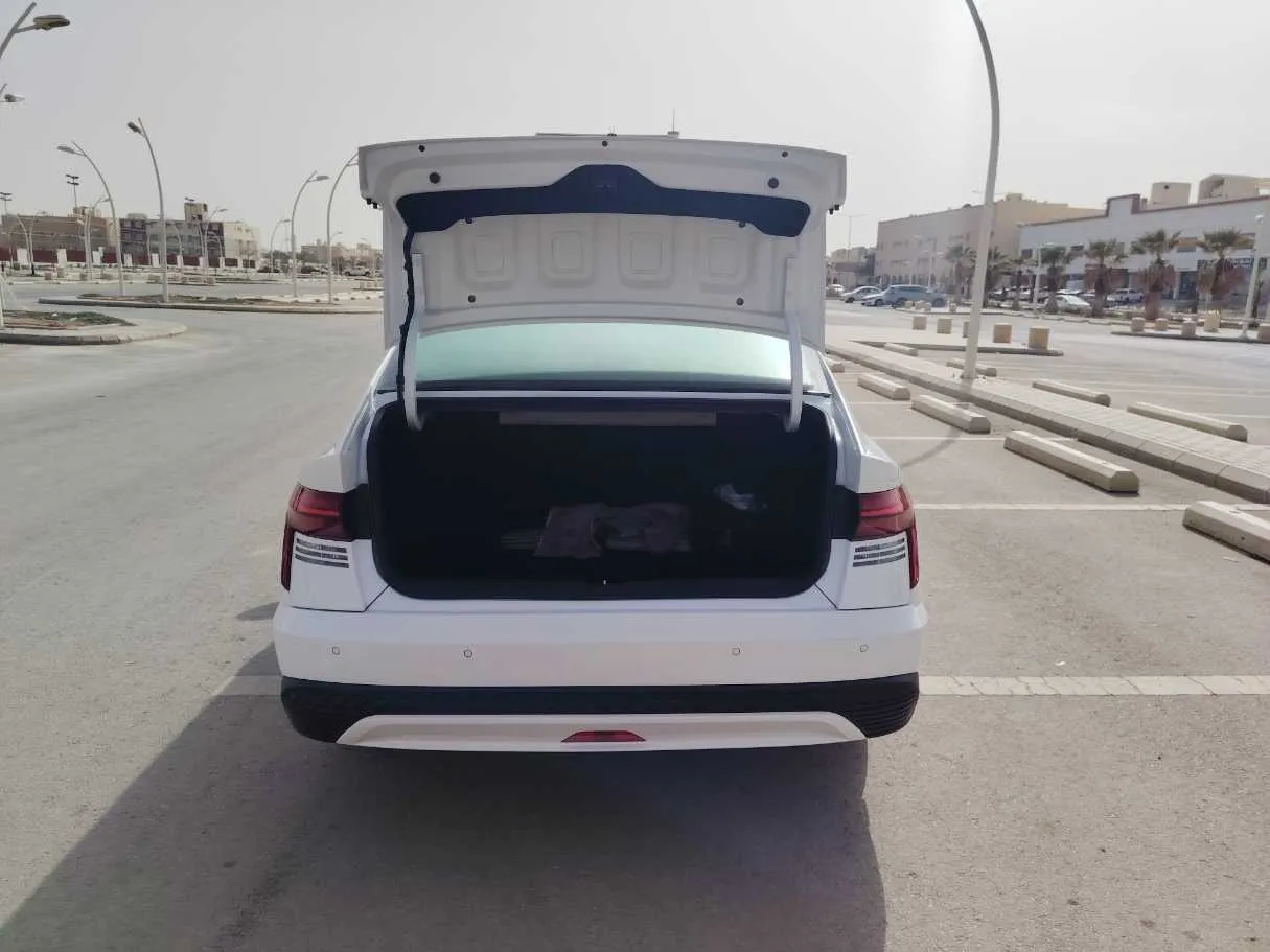 Car image 26