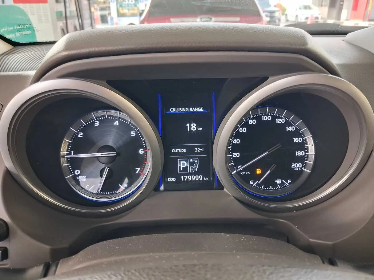 Car image 19