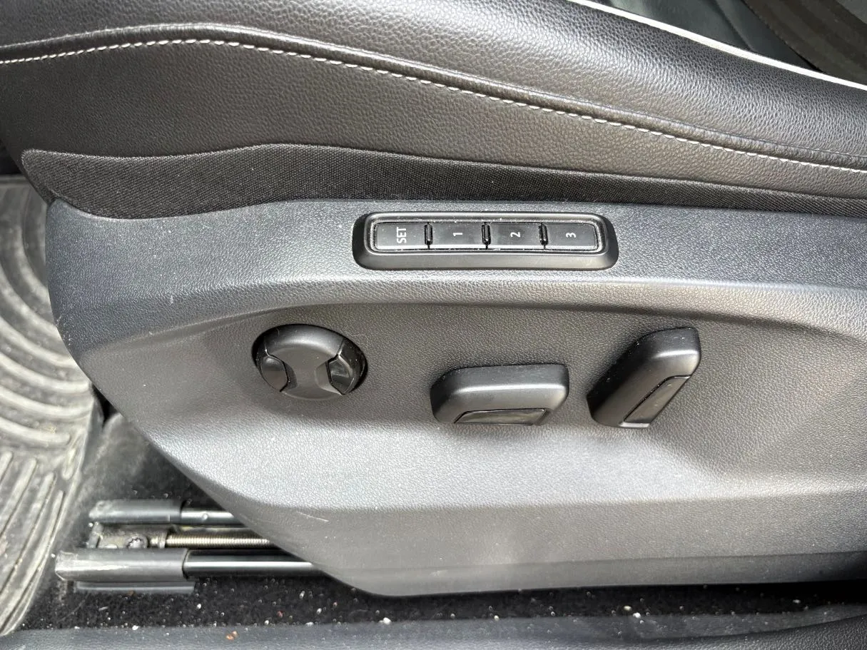 Car image 27