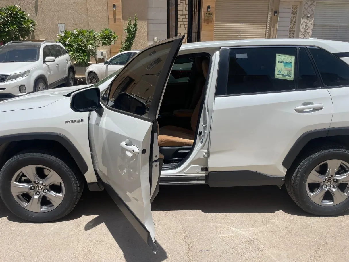 Car image 13