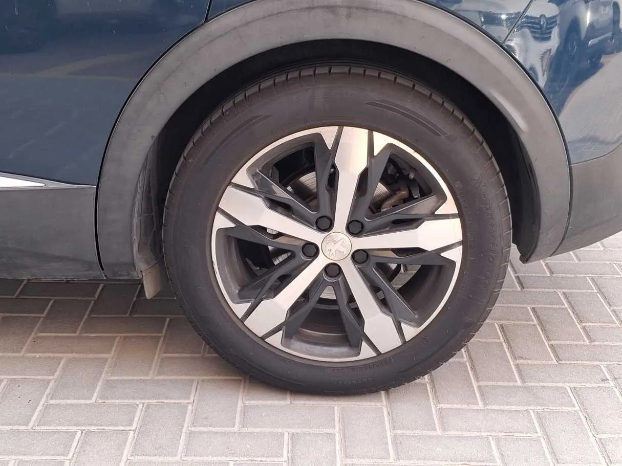 Car image 9