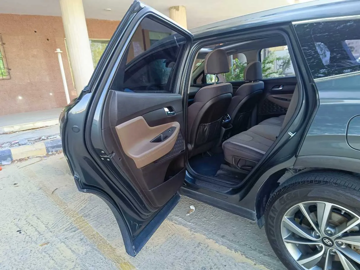 Car image 16