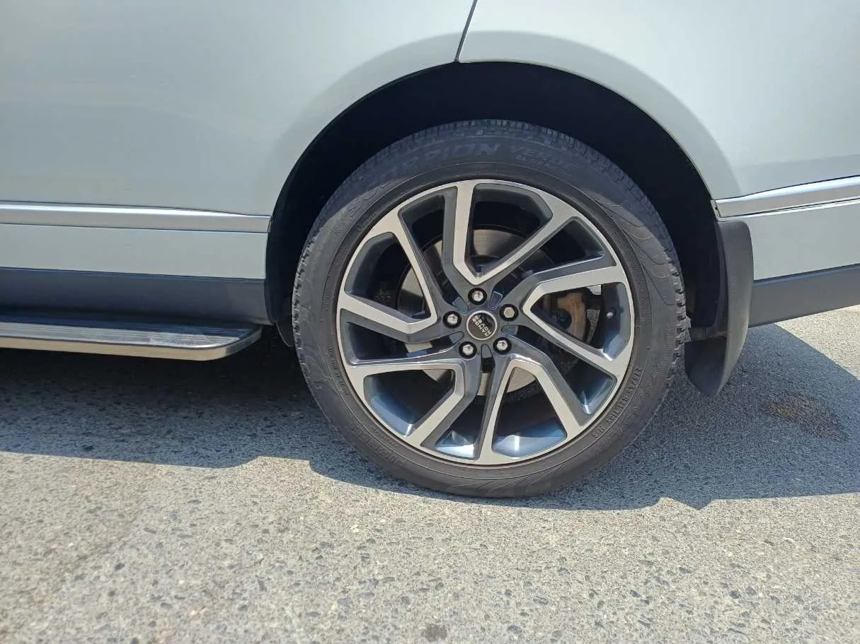 Car image 9