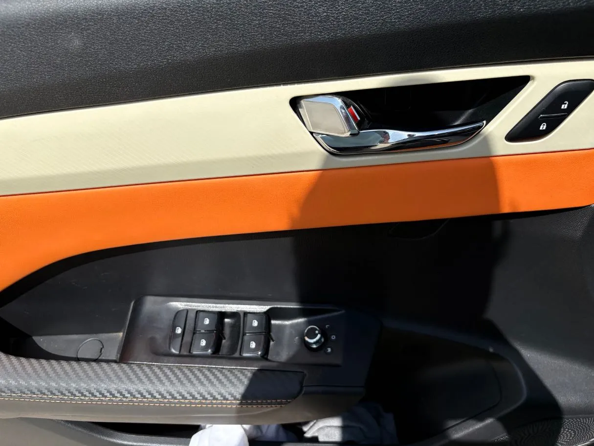 Car image 25