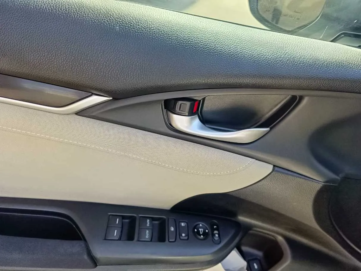 Car image 27