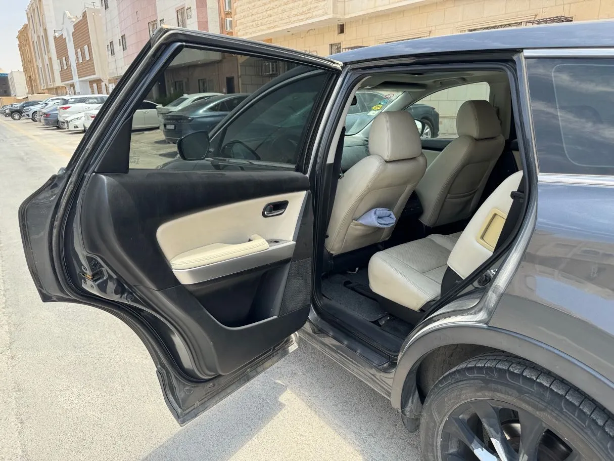 Car image 14