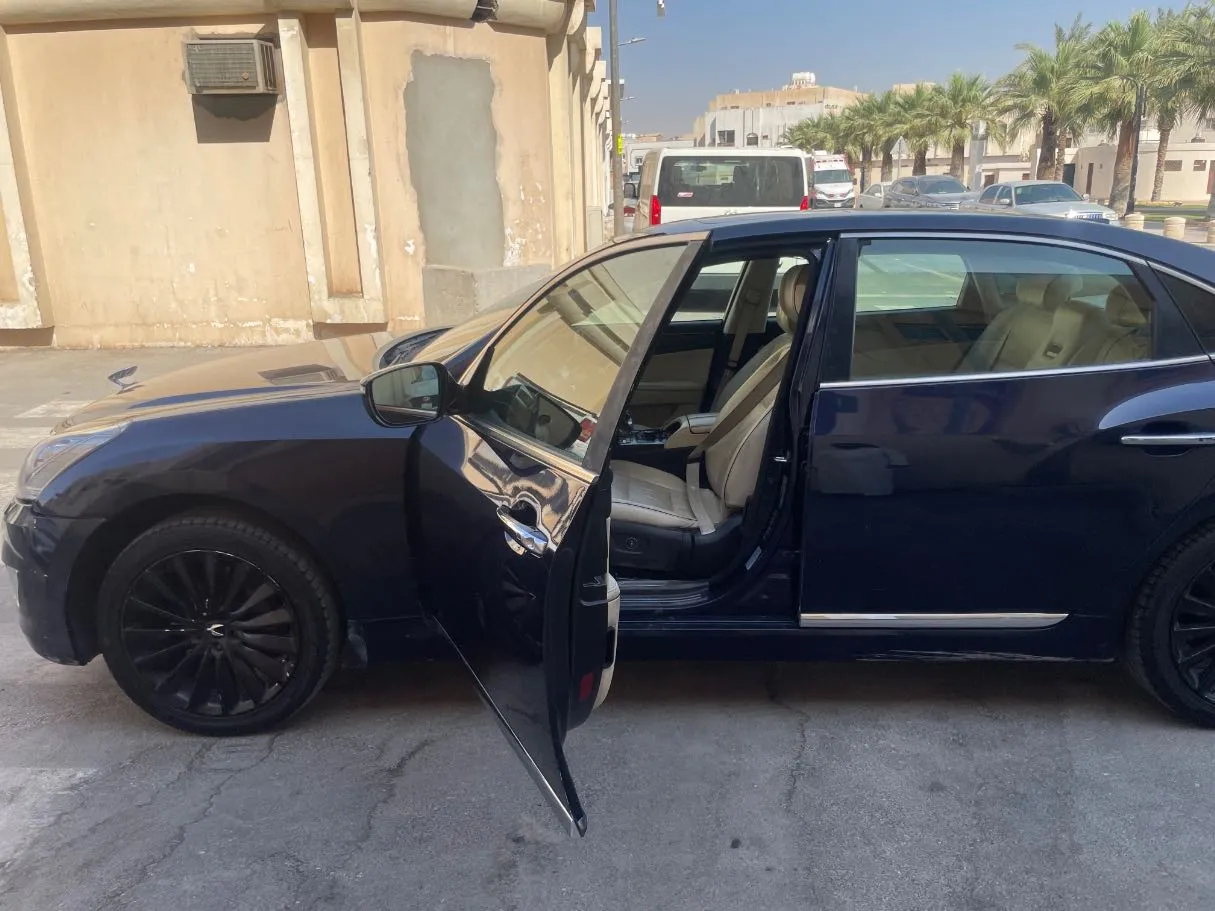 Car image 10