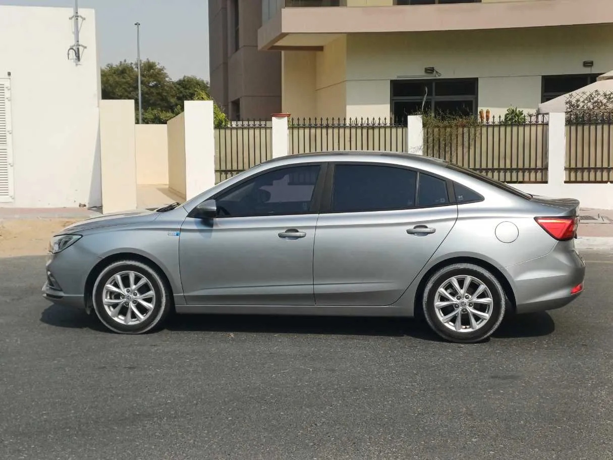 Car image 4