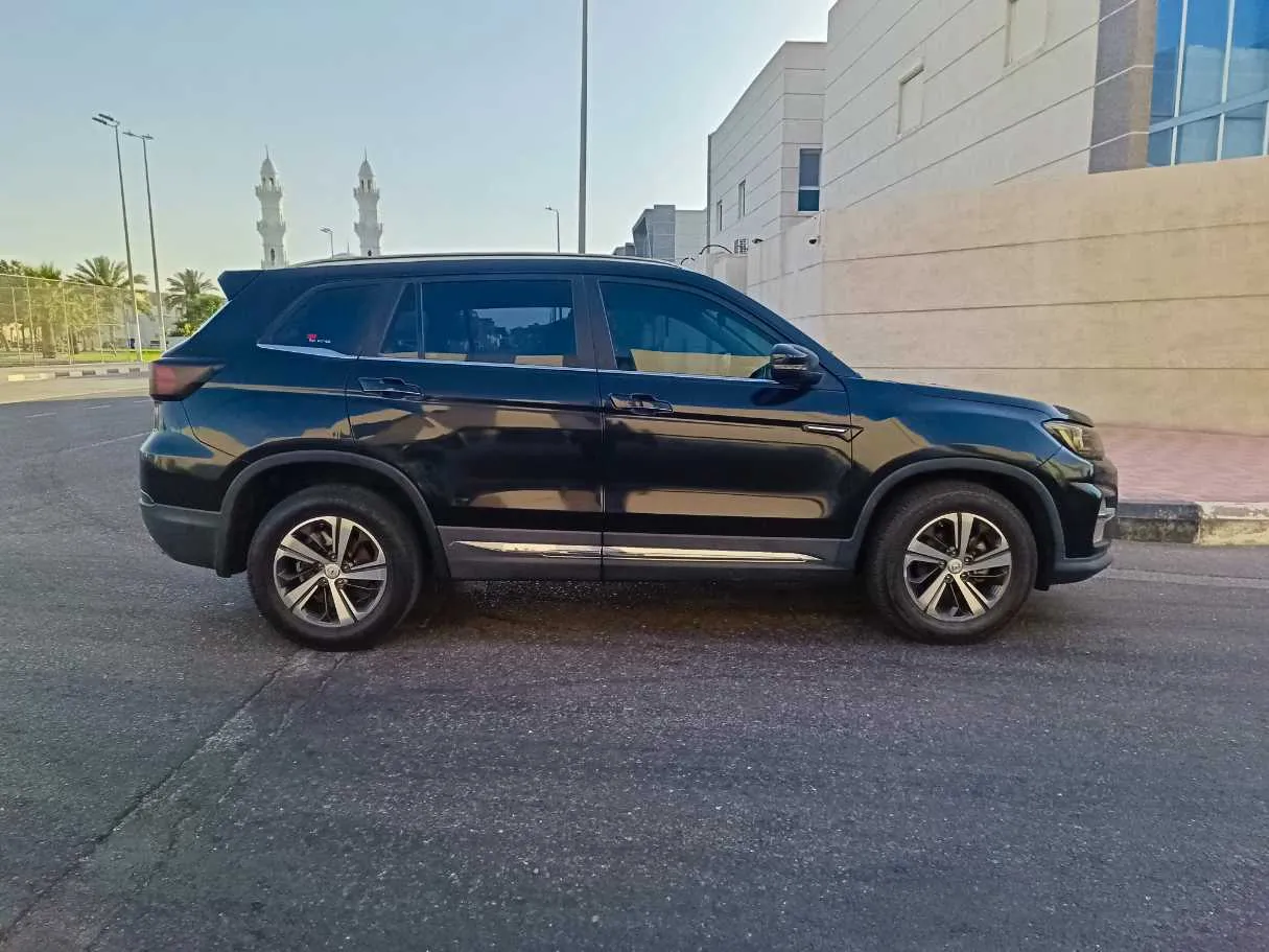 Car image 4