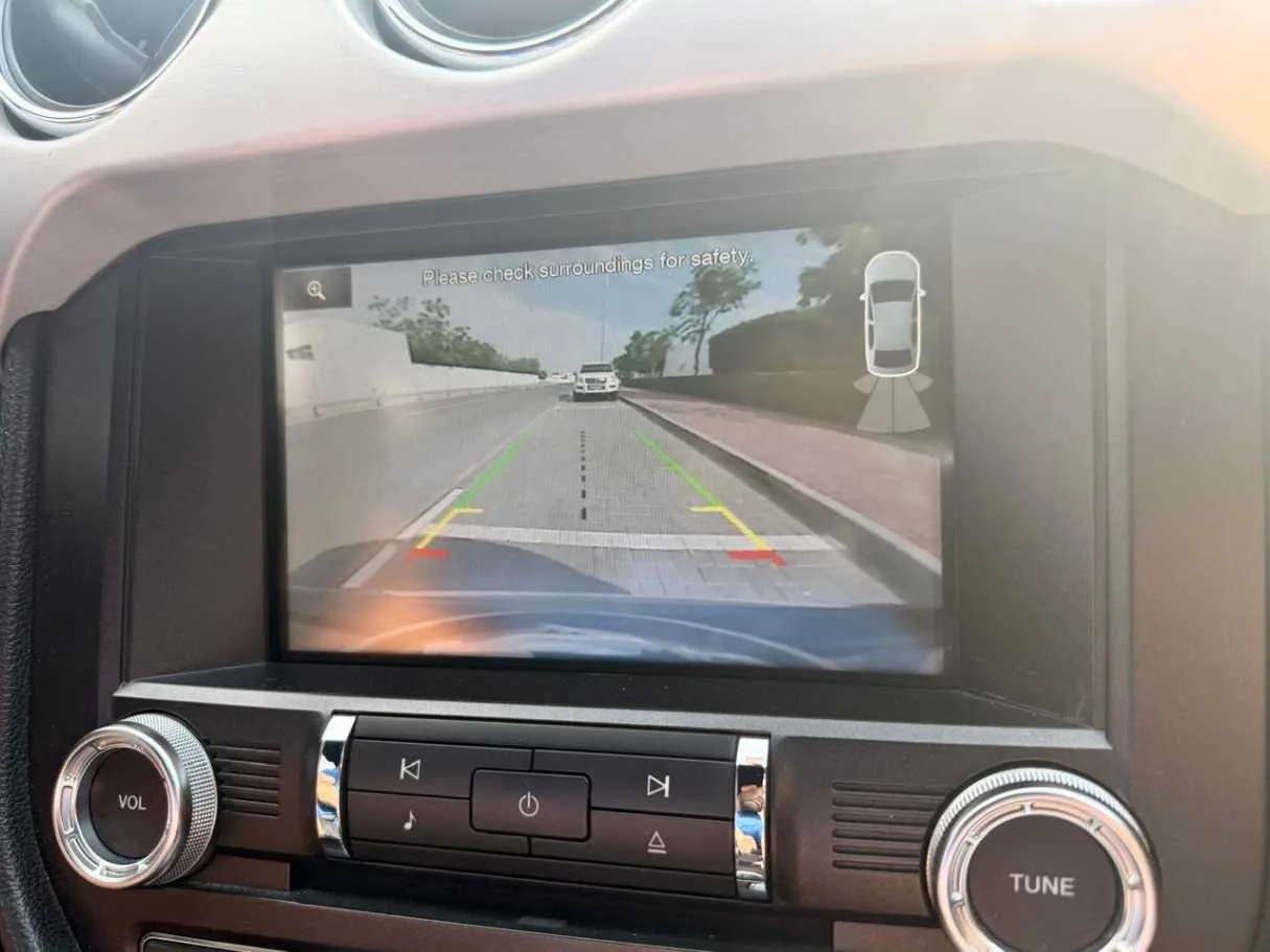 Car image 17
