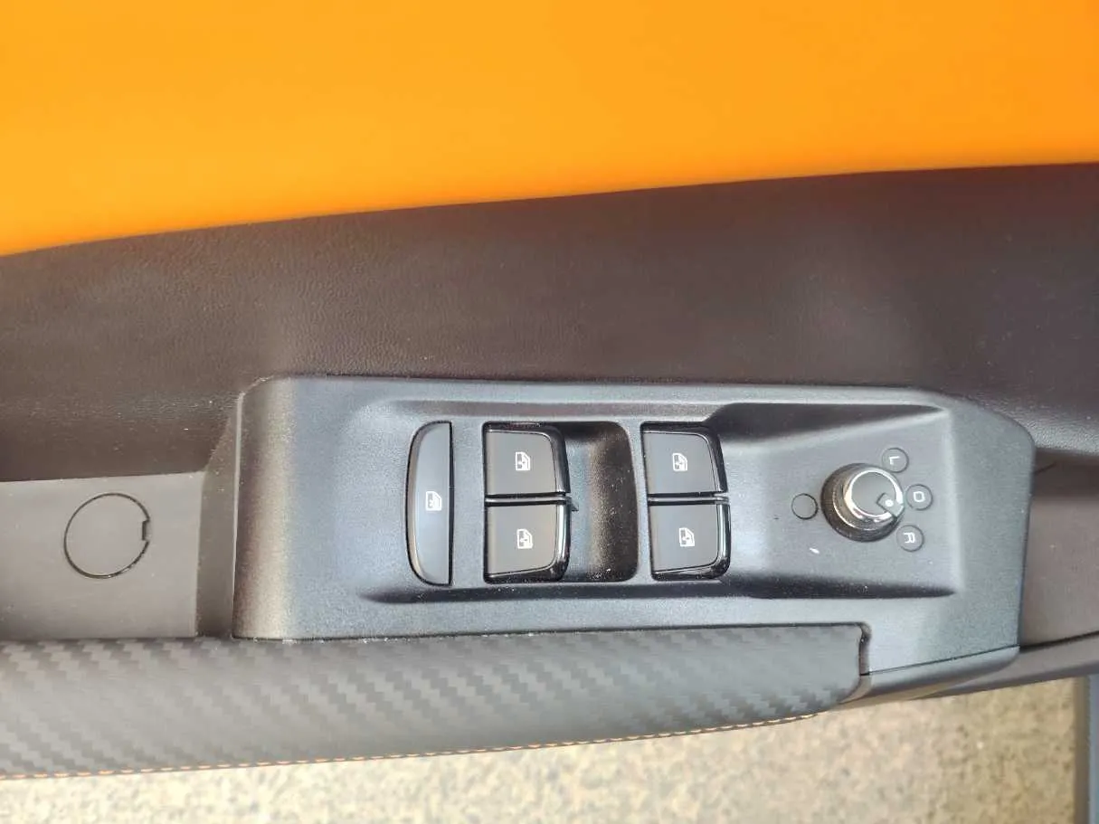 Car image 32