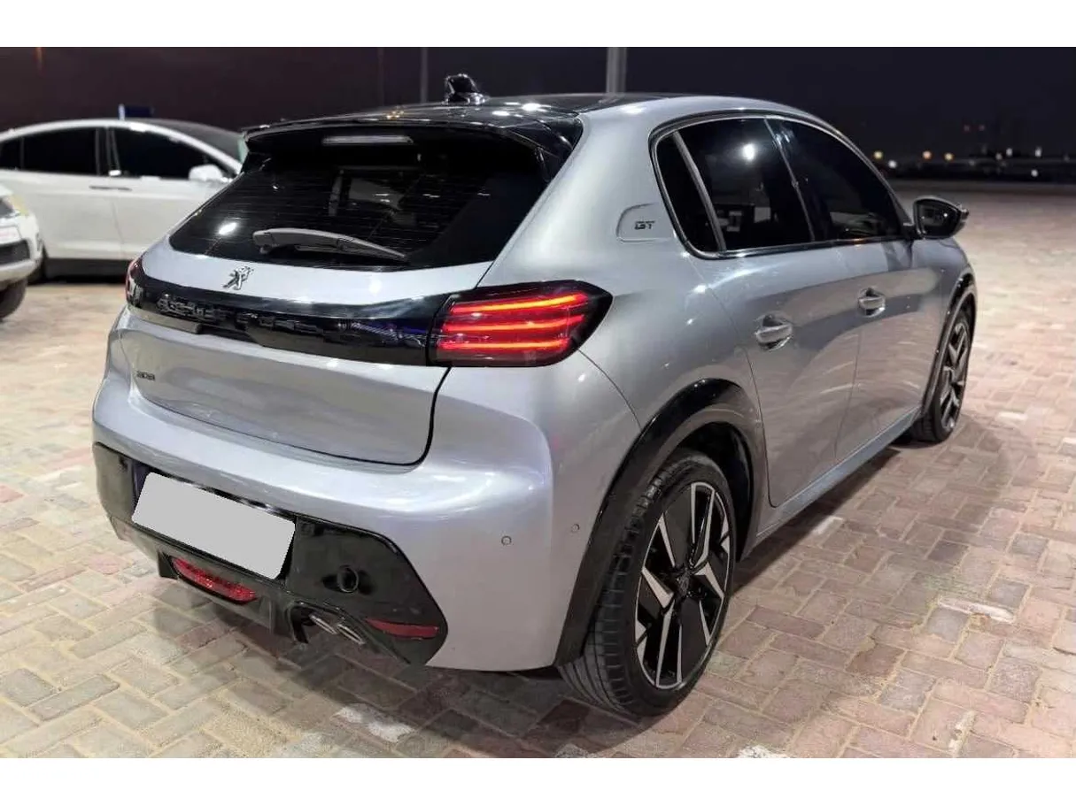 Car image 4