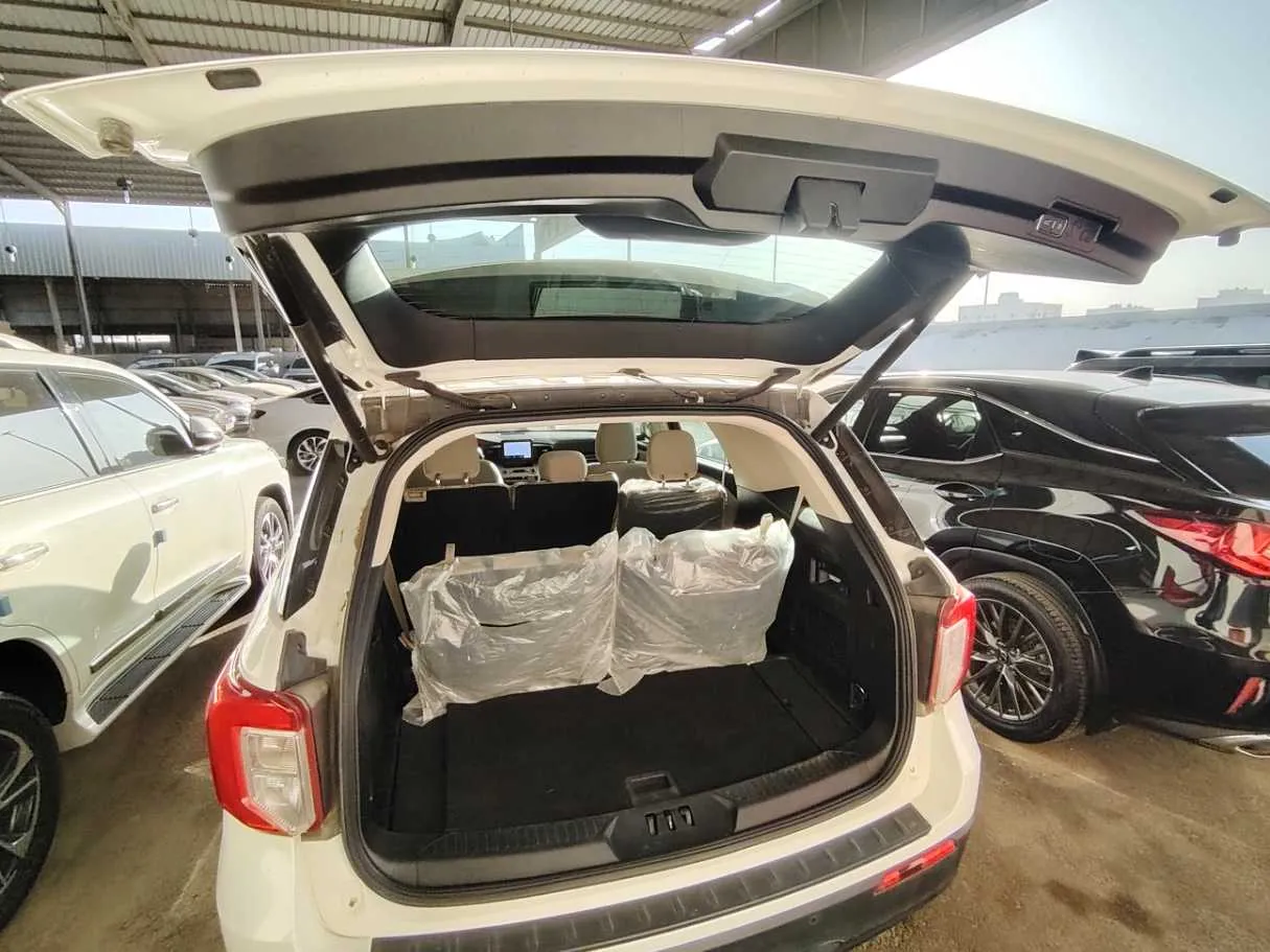 Car image 30