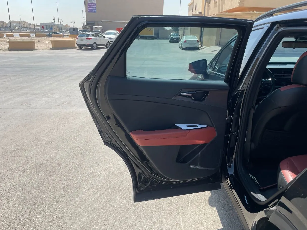 Car image 14