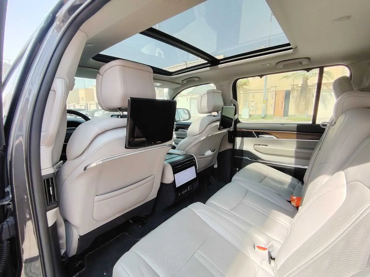 Car image 19