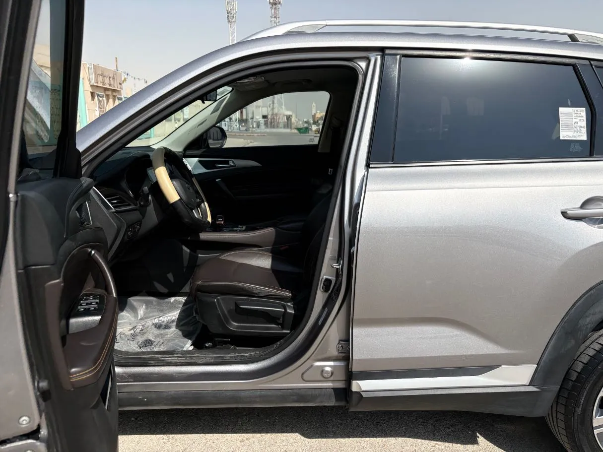 Car image 12