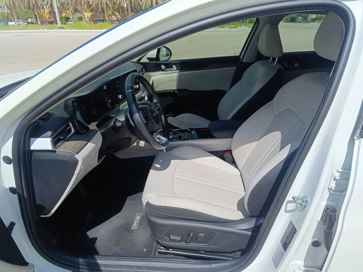 Car image 14
