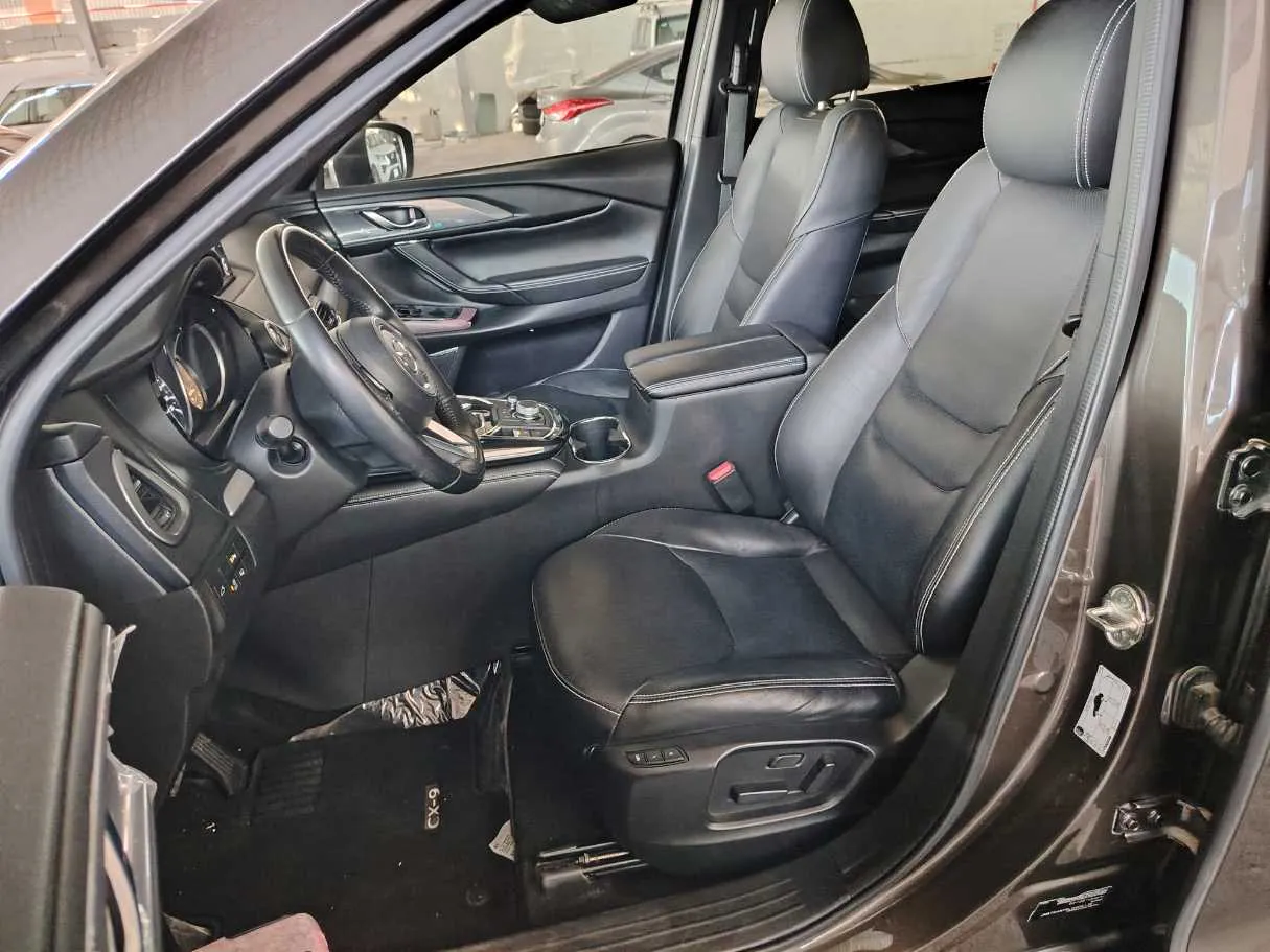 Car image 14