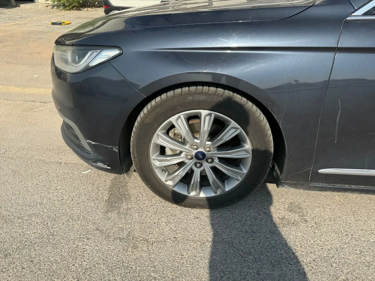 Car image 9