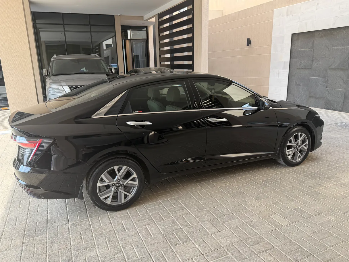 Car image 3