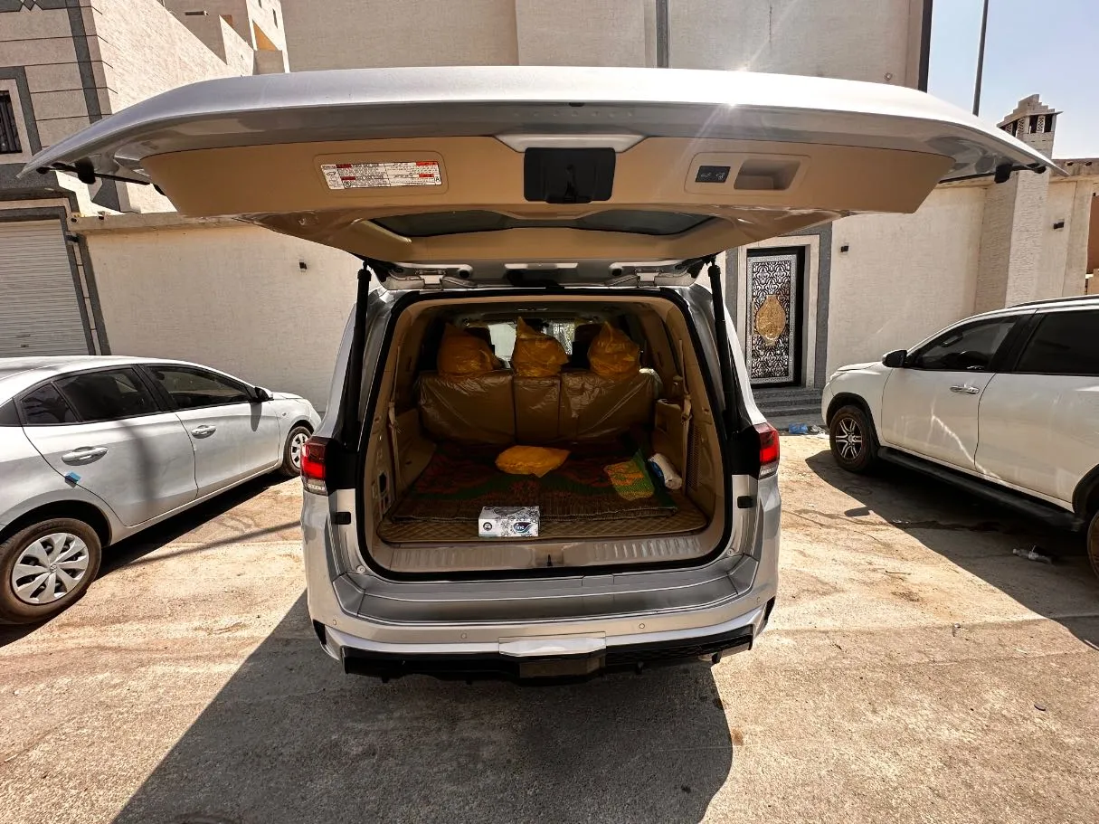 Car image 24