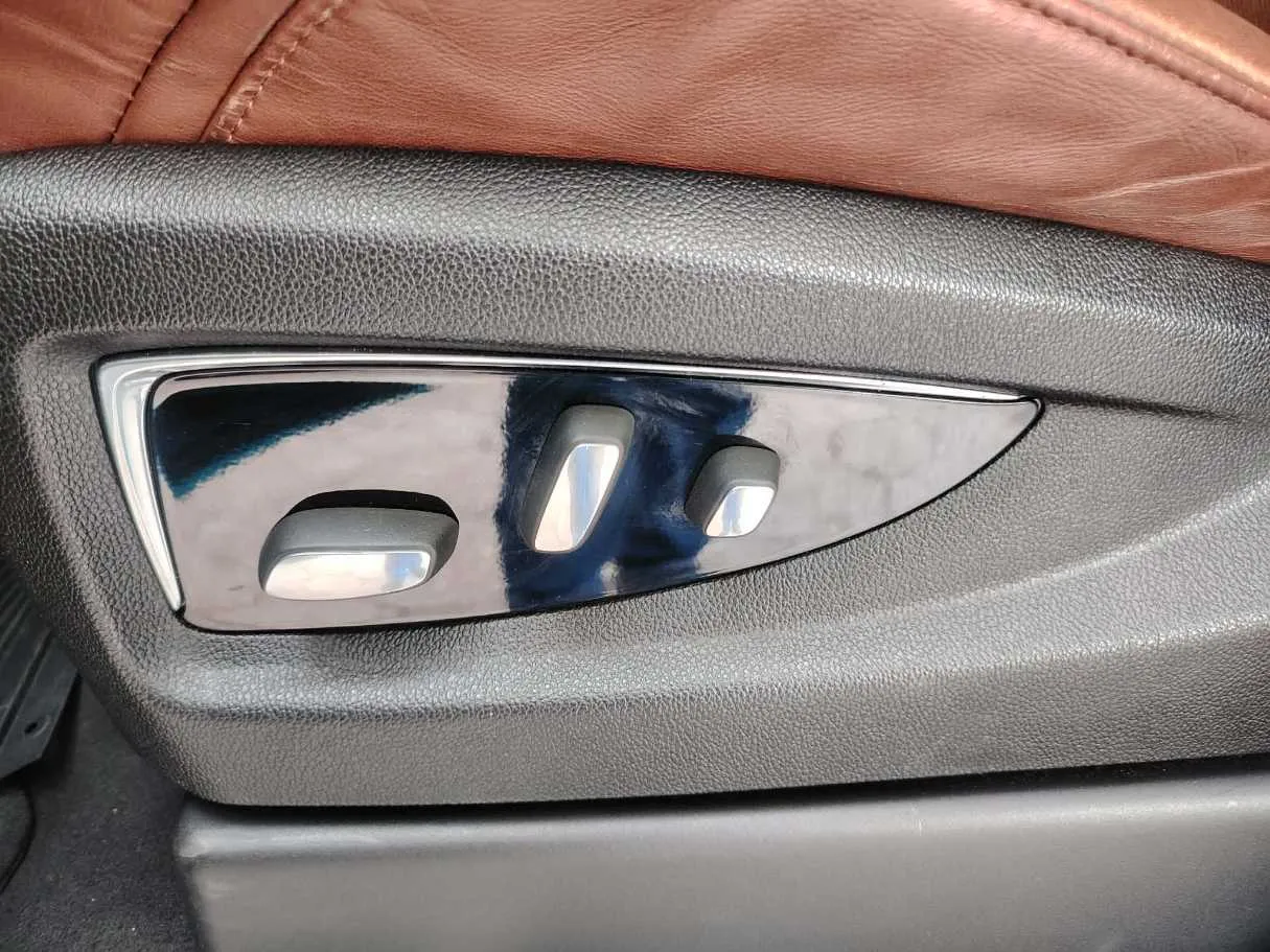 Car image 36