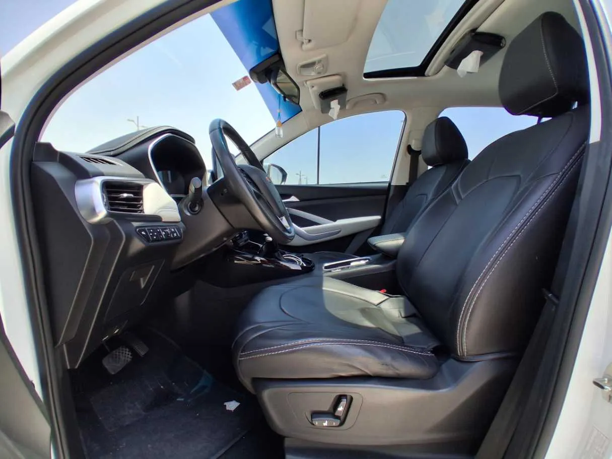 Car image 12