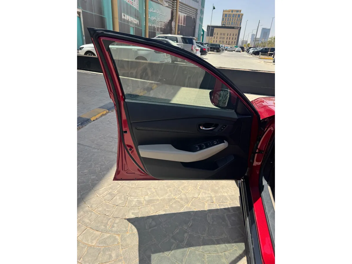 Car image 10
