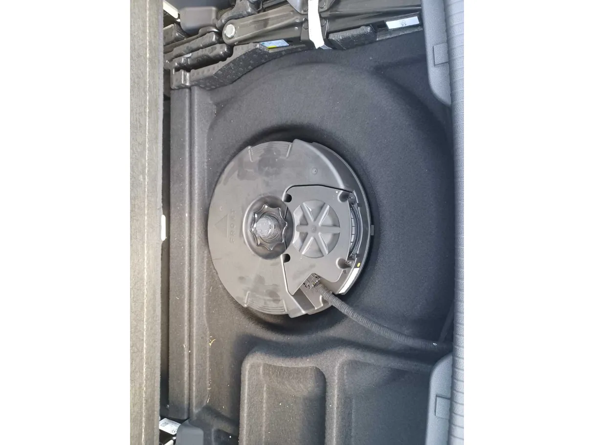 Car image 26