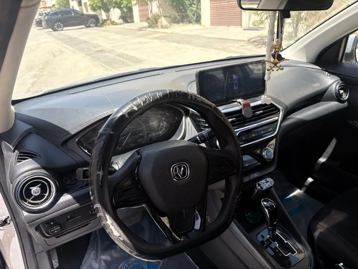 Car image 11