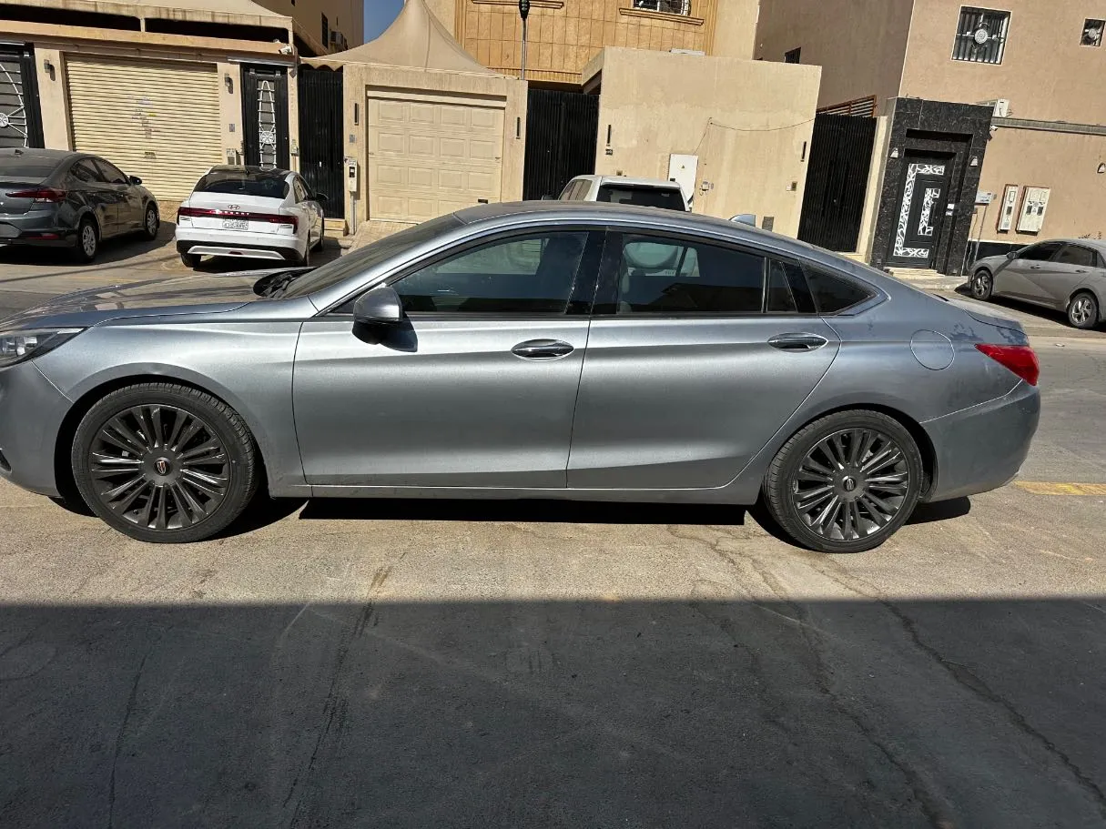 Car image 8