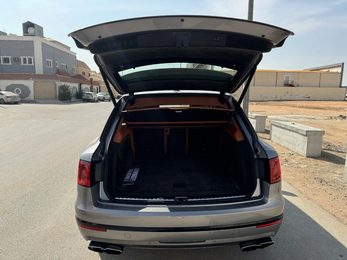 Car image 22