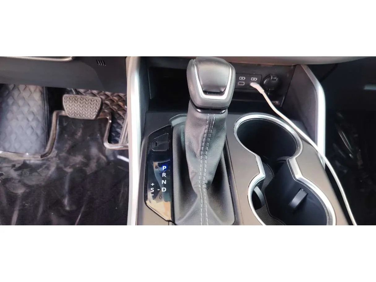 Car image 18