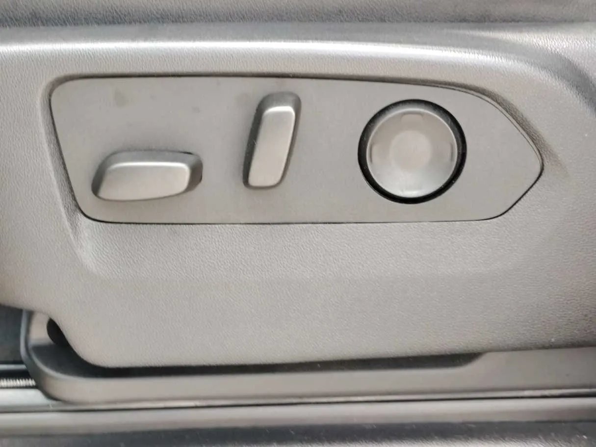 Car image 29