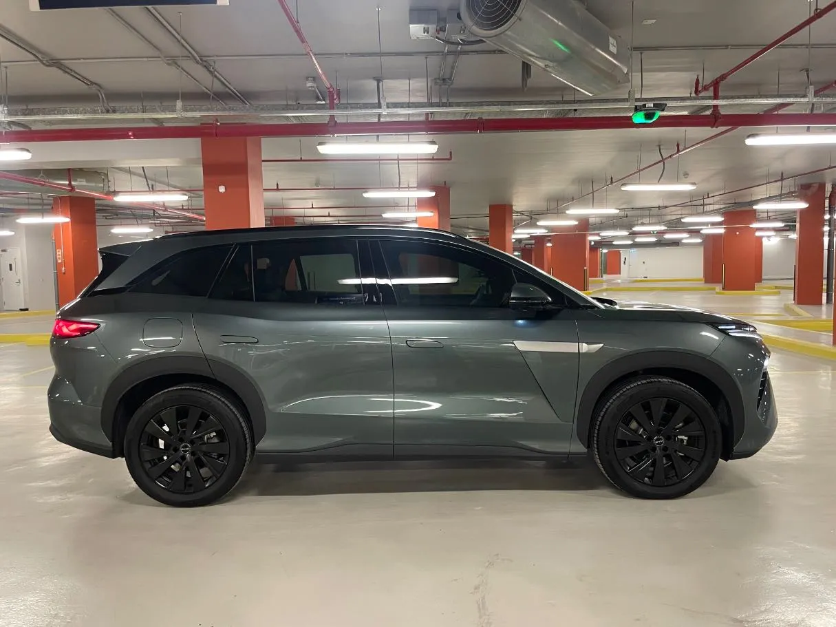 Car image 4