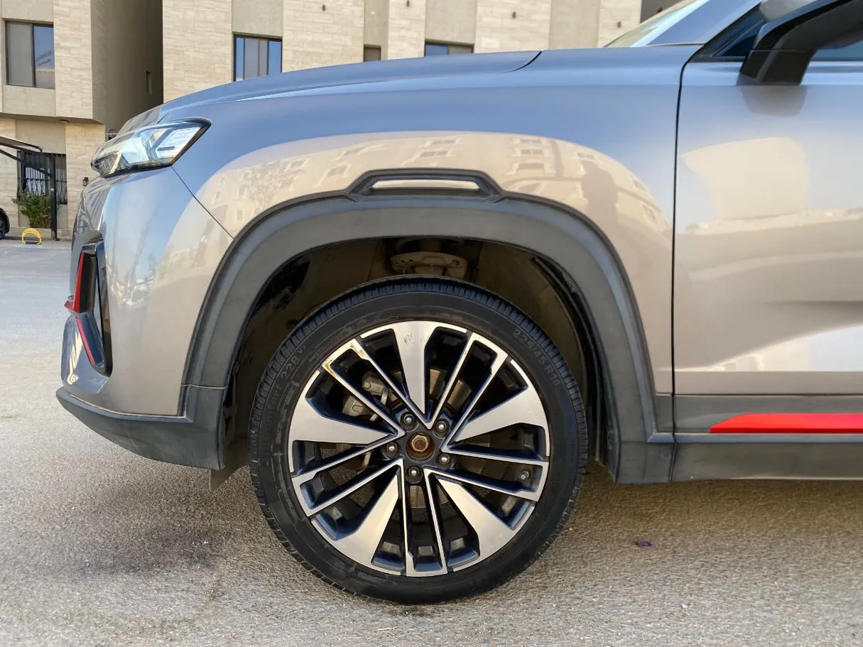 Car image 9