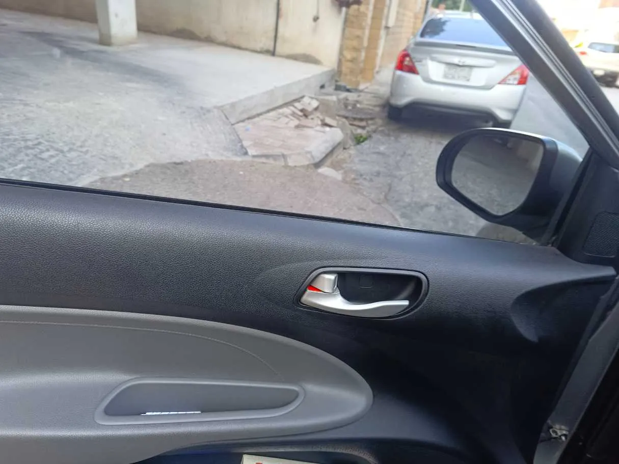 Car image 26