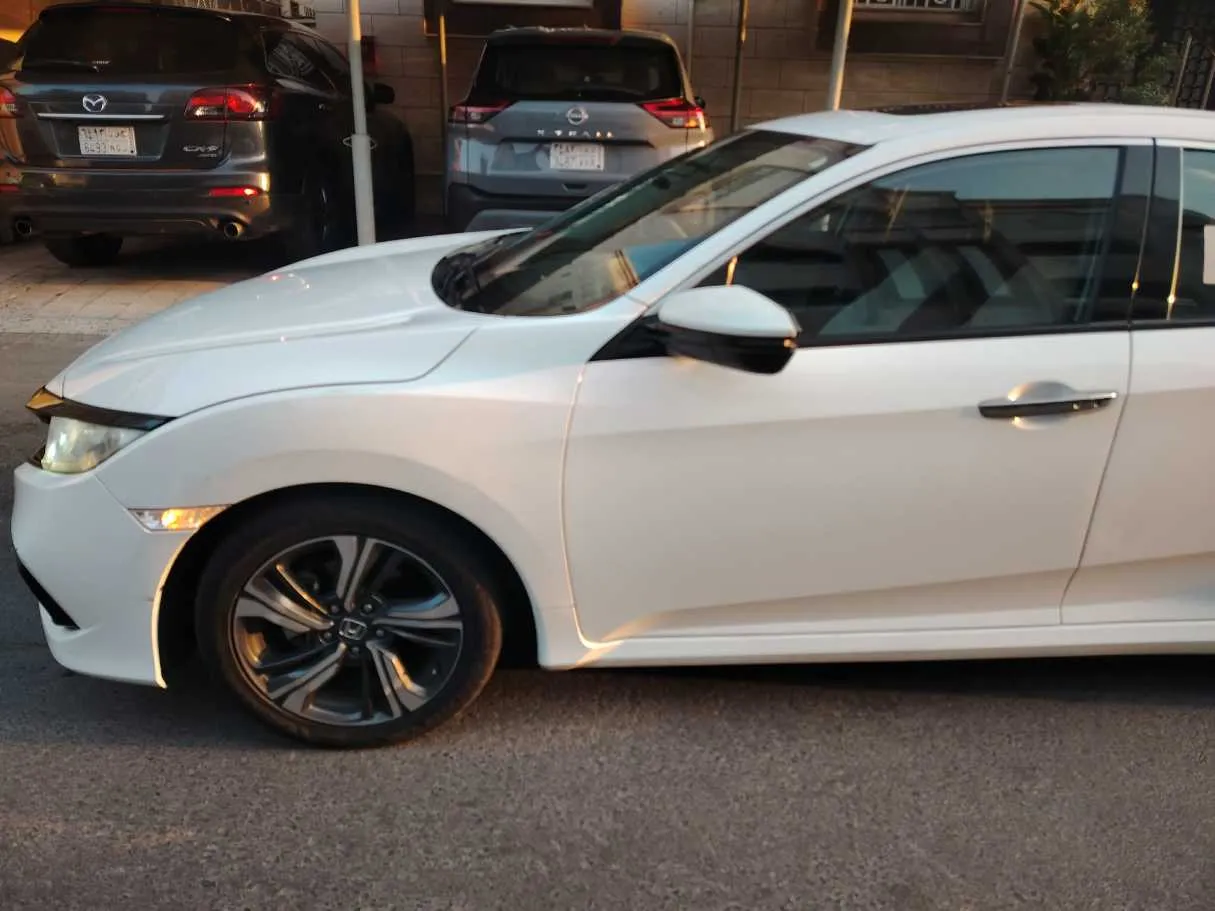 Car image 9