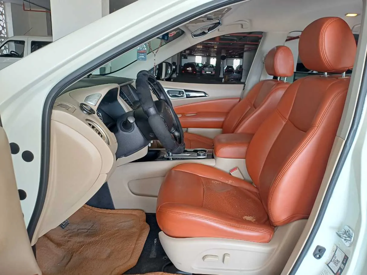 Car image 12